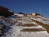 Závěrečný výstup na Sněžku. Vpravo základy nové poštovny, která má být dokončena v roce 2007.