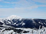 Panoramatický pohled na hřeben Sněžky z Liščí hory.