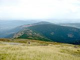 Nadhled poněkud ubírá na výraznosti jinak nepřehlédnutelných vrcholů. Svorová hora a Tabule z vrcholu Sněžky.