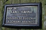 Hluboko v Obřím dole, na úpatí Studniční hory, je pamětní deska věnovaná prof. PhDr. Karlu Kavinovi, který studoval krkonošské rašeliníky, houby a játrovky.
