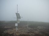 Solární meteorologická stanice na vrcholu Studniční hory.