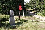 Pamětní obelisk s deskou u Emmina pramene u boudy Jelenka na úbočí Svorové hory.