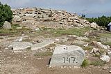 Jeden z historických mezníků zasazený u turistické cesty na vrcholu Svorové hory.