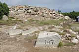 Jeden z historických mezníků zasazený u turistické cesty na vrcholu Svorové hory.