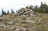Kamenná mohyla na české straně vrcholu Tabule je asi o 2 m nižší, než polský vrchol.