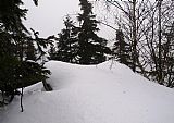 Nejvyšší místo Vlašského vrchu tvoří skála s mrazovým srubem, což za vysoké sněhové pokrývky není téměř vidět.