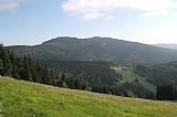 Vlčí hřeben - S vrchol a Vlčí hřeben z Krakonošovy cesty, z místa kde kříží modrou turistickou sjezdovku z Lysé hory.