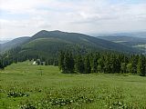 Pohled na Vlčí hřeben ze závěru cesty mezi Rokytnicí nad Jizerou - stanicí lanovky Horní domky a Dvoračkami.