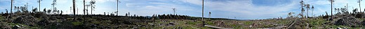 Výhled z vrcholové plošiny tisícovky Nad Rýžovnou, která je v důsledku těžby dřeva i polomů již téměř zcela odlesněná. Vlastní vrchol v pohledu od jihu se nachází zcela vlevo (i vpravo na 360° panoramatu), dále zleva na V na obzoru Božídarský Špičák a Klí