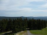 Výhled z rozhledny na Plešivci na Božídarský Špičák a německý Fichtelberg.