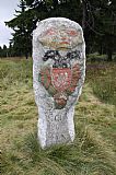 Jižní strana hraničního kamene na Klínovci nese rakouský erb s dvouhlavou orlicí, letopočet 1729 a nápis Joachimsthal.