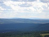 Meluzína, Klínovec, Jelení hora a Fichtelberg z vrcholu hory Loučná (956 m n.m.) u Litvínova.