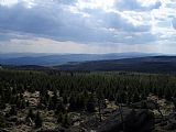 Klínovec a Fichtelberg (v pravé části snímku) při pohledu ze 40 km vzdálené Medvědí skály na Mostecku. Vlevo vystupují nad krušnohorskými hřebeny Doupovské hory.