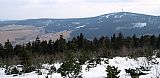 Pohled z německého Fichtelbergu na Klínovec, vlevo plochý a táhlý vrchol Macechy, za nímž vystupuje Meluzína.