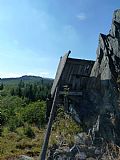 Ve stěně nejzápadnější skalky na Křížové hoře je v současnosti vybudován netradiční posed. Na obzoru Meluzína a Klínovec.