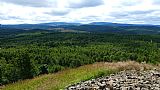 Zleva Klínovec a Fichtelberg z Velkého Špičáku (965 m n. m.) nad Kovářskou.