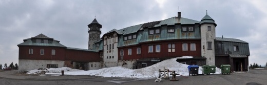 Komplex zchátralých budov na vrcholu krušnohorského Klínovce.