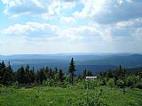 Výhled z Klínovce na západní Krušnohoří, kde jsou patrné nějteré tisícovky - nalevo vystupující kupa Plešivce, úplně vpravo Božídarský Špičák a za ním protáhlý Blatenský vrch.