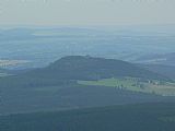 Pohled na vrch Barenstein s rozhlednou z Fichtelbergu, protipólu našeho Klínovce.