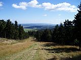 Přísečnická hornatina s vystupujícími Velkým Špičákem (965 m) a Jelení horou (994 m) z Dámské sjezdovky na Klínovci.