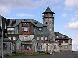 Historický hotel s rozhlednou na vrcholu nejvyšší hory Krušných hor - Klínovce byl ještě na začátku devadesátých let minulého století v majetku města Jáchymov, v provozu a v poměrně slušném stavu. Na současném snímku je zřejmý současný stav, na střeše je 