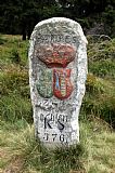 Severozápadní strana hraničního kamene na Klínovci nese erb Sasko-polský a nápis FARPES oslavující sasko-polského krále Friedricha. Z roku 1842 je zde nápis KS (království saské) a číslo 376.