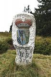 Severovýchodní strana hraničního kamene na Klínovci nese erb Pánů z Hauensteinu, letopočet 1729 a nápis Hauenstein. Navíc od roku 1842 jsou zde iniciály KB (Království české) a číslo 376.