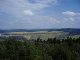 Výhled z Fichtelbergu na řadu tisícovek Krušných hor: zleva Vysoká seč, Loučná, Křížová hora, Meluzína a Macecha.