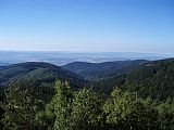 Výhled z tisícovky Na skalách do údolí Plavenského potoka, na horizontu Karlovy Vary a Slavkovský les.