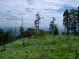 Skalka s výhledem na Doupovské hory ležící poblíž geodetického bodu na vrcholové plošině Na skalách.