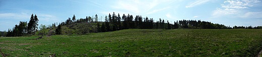 Těžbou a polomy téměř odlesněná vrcholová část tisícovky Nad Rýžovnou od Z ze silničky spojující Abertamy s osadou Rýžovna.