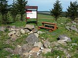 Nově upravené místo s informačním panelem o téměř zaniklé obci Rýžovna leží mezi tisícovkami Nad Rýžovnou a Nad Rýžovnou - JZ vrchol.