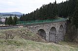 Pohled ze SV svahu Perninského vrchu přes železniční viadukt na Plešivec.