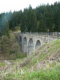 Železniční viadukt na úbočí Perninského vrchu.