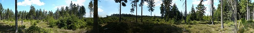 Kruhové panorama ze SV vyvýšeniny velmi plochého dvojvrcholu Perninského vrchu.