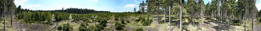 Kruhové panorama z posedu ležícího poblíž nejvyššho místa SV vyvýšeniny velmi plochého dvojvrcholu Perninského vrchu.