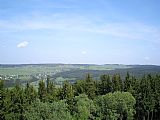 Pohled z rozhledny na Plešivci na Hřebečnou a na louky, nad nimiž leží vrcholy Nad Rýžovnou.