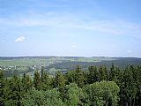 Pohled z rozhledny na Plešivci na Hřebečnou a na louky, nad nimiž leží vrcholy Nad Rýžovnou.