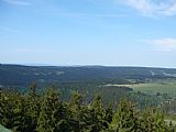 Výhled z rozhledny na Plešivci na další vrchol s rozhlednou - Tisovský vrch (976 m n.m.).