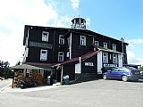 Hotel a restaurace s rozhlednou na vrcholu Plešivce.