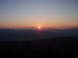 Východ slunce nad Plešivcem z rozhledny na Tisovském vrchu - Pajndlu (976 m).