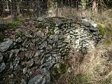 Kamenice na mírném zalesněném SZ úbočí Smrčiny, kde dříve převládaly louky a pastviny.