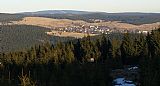 Pohled z posedu na Zaječí hoře. Za Horní Blatnou je zřetelný výstupek Smrčiny, na horizontu vlevo pak dominuje Klínovec.