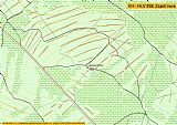 Mapa širšího okolí vrcholu Zaječí hora. V mapě jsou zvýrazněny četné pásy kamení, hlíny a pařezů (hnědá barva), rozlišen vyšší a nižší les, aktuální cestní síť a bodové prvky (posedy, přistřešek). V nejvyšší části jsou pak označeny zaměřené body při geode