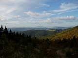 Podzimní panoráma Moravskoslezských Beskyd ze sedla pod Malým Javorníkem: zleva Radhošť, Radegast - Z vrchol, Radegast, Tanečnice - Z vrchol, Tanečnice, Čertův mlýn, Kněhyně, Smrk, Malý Smrk a zcela vpravo Lysá hora.