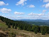 Výhled z Velkého Javorníku ležícího východně od jediné české tisícovky Javorníků, Malého Javorníku, na panorama Moravskoslezských Beskyd s výraznými tisícovkami Radhošť, Radegast - Z vrchol I,  Radegast, Tanečnice - Z vrchol, Tanečnice, Čertův mlýn a Kněh