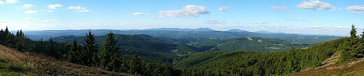 Panoráma Moravskoslezských Beskyd z nepojmenované "kóty 1059 m n.m." ležící na hlavním hřebeni Javorníků JZ od nejvyššího vrcholu celého pohoří - slovenského Velkého Javorníku. Zleva výrazné tisícovky Radhošť, Radegast - Z vrchol I,  Radegast, Tanečnice -