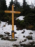 Při výstupu z Ostravice je pod vrcholem Lysé hory nově postavený kříž obětem hory.