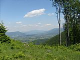 Pohled na Lysou horu z Veřovických vrchů, ze sedla mezi Velkým a Malým Javorníkem.