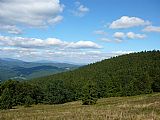 Výhled z Velkého Javorníku ležícího východně od jediné české tisícovky Javorníků, Malého Javorníku, na panorama Moravskoslezských Beskyd s výraznými tisícovkami Smrk, Malý Smrk, Lysá hora a Travný.